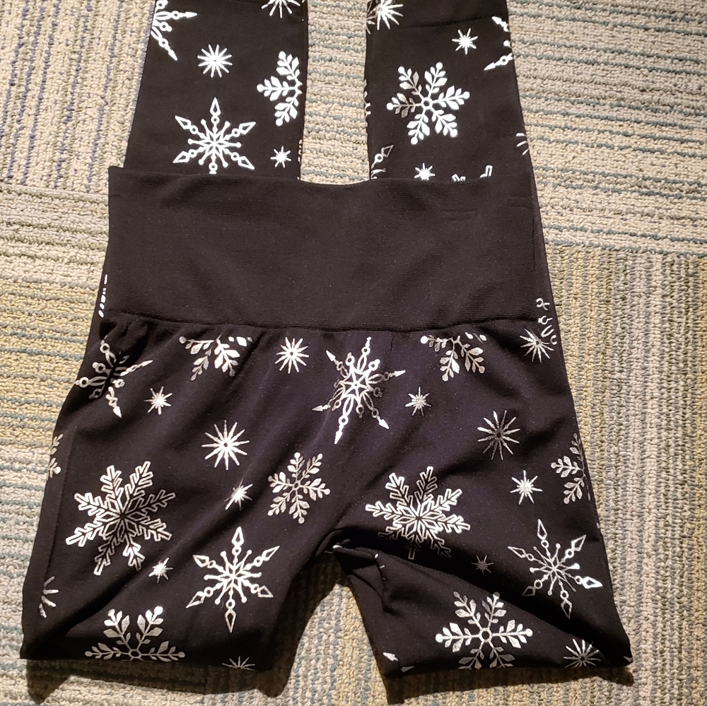 French Laundry Womens Black And Silver Snowflake Leggings